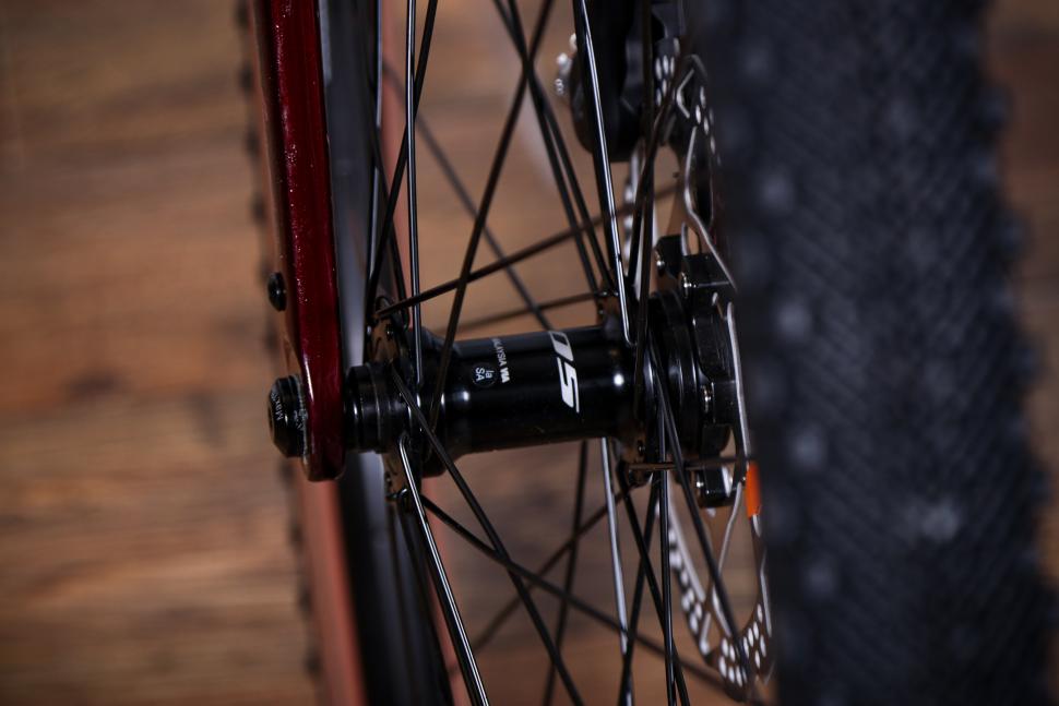 2021 Kona Rove LTD - front hub.jpg