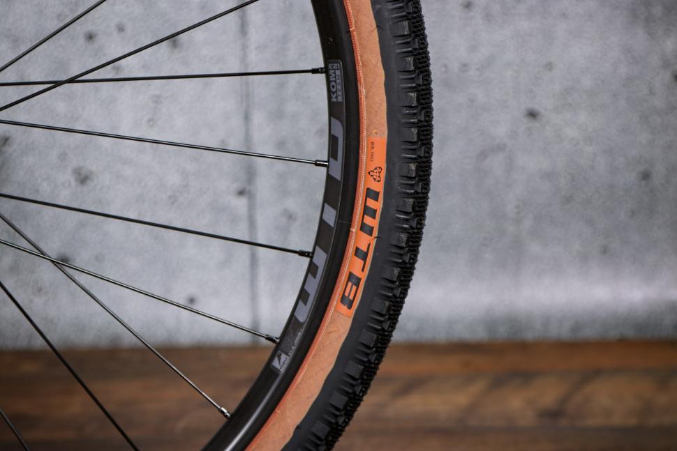 2021 Kona Rove LTD - rim and tyre.jpg