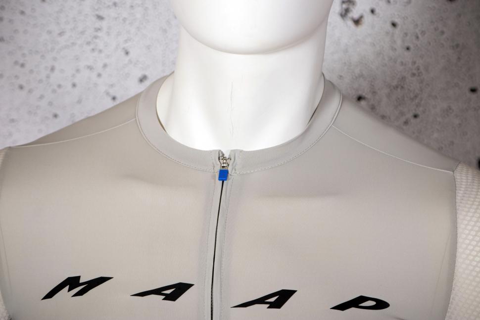 2021 MAAP Evade Pro Base Jersey - collar.jpg
