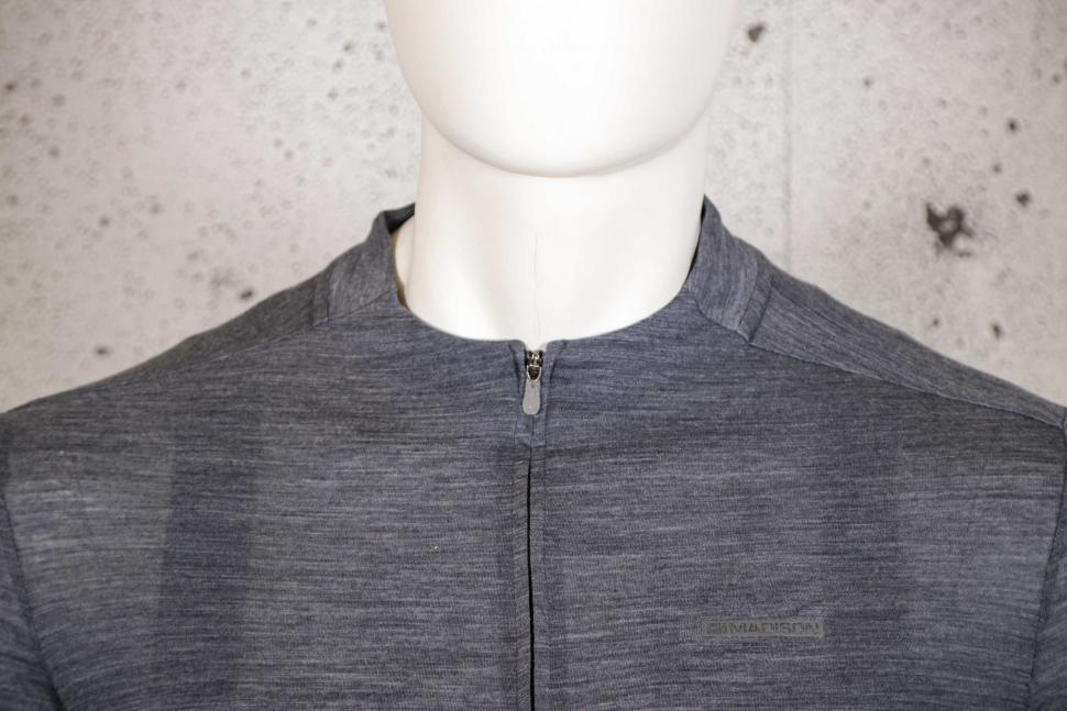 2021 Madison Roam mens merino short sleeve jersey - collar.jpg