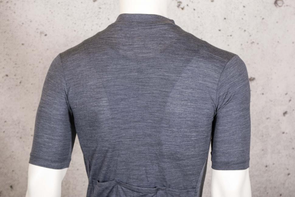 2021 Madison Roam mens merino short sleeve jersey - shoulders.jpg