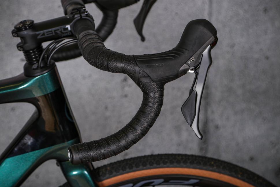 2021 Orro Terra C GRX800 - bar and lever.jpg
