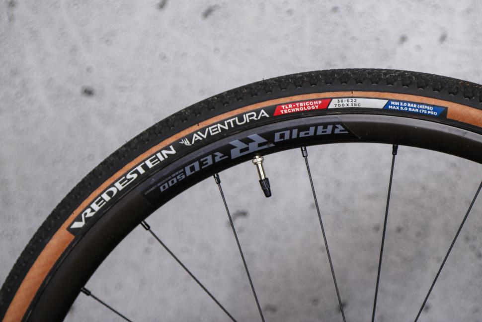 2021 Orro Terra C GRX800 - tyre.jpg