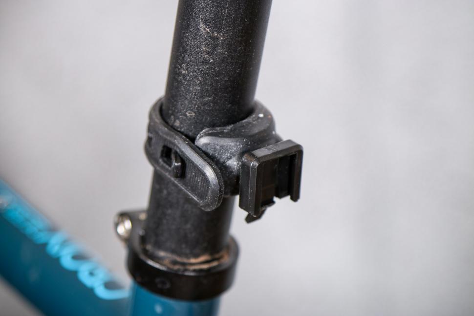 2021 Oxford Ultratorch Cube LED Set - rear clamp.jpg