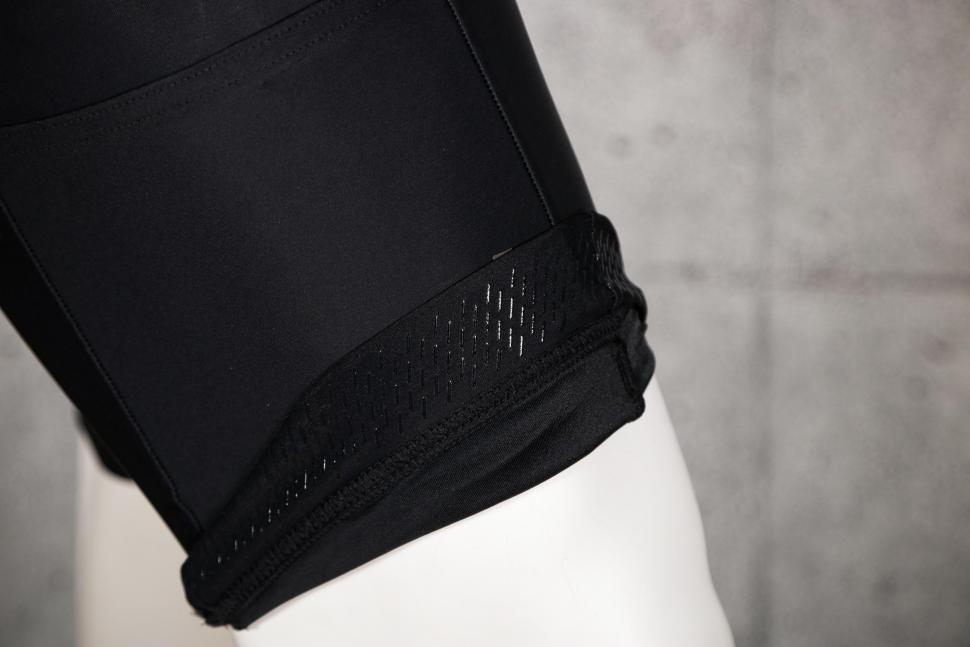 2021 PEARL iZUMi Expedition Bib Short - gripper.jpg