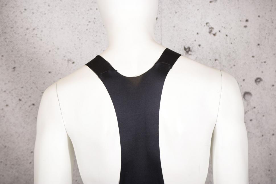 2021 PEARL iZUMi Expedition Bib Short - shoulders.jpg