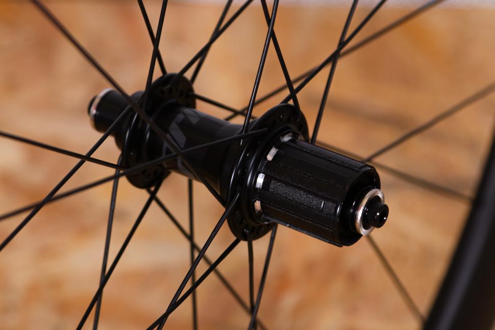 2021 Prime RR-50 V3 Carbon Clincher Wheelset - rear hub.jpg