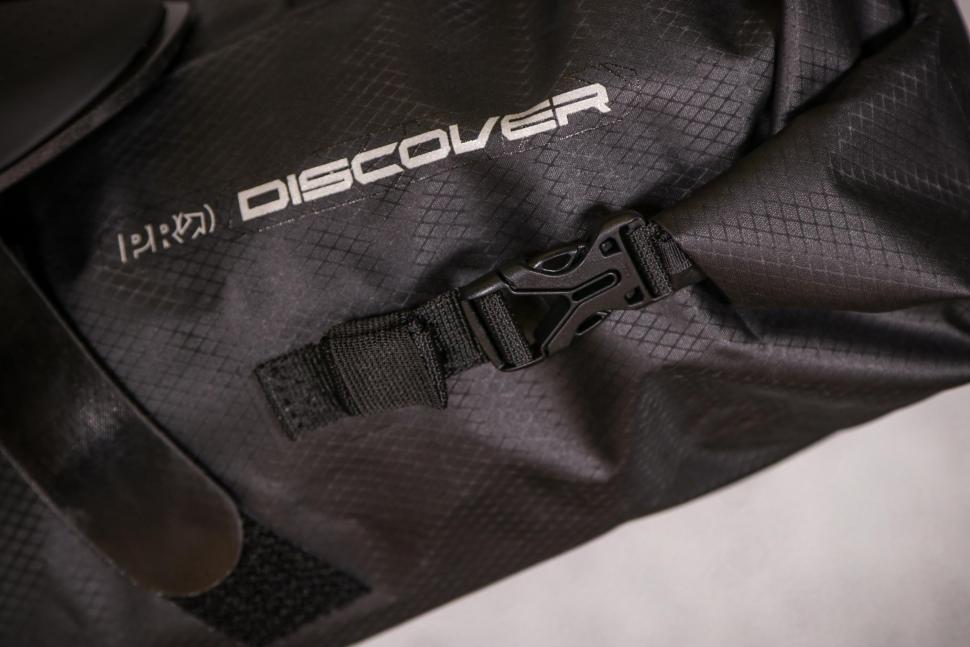 2021 PRO Discover Team Seatpost Bag - clips.jpg