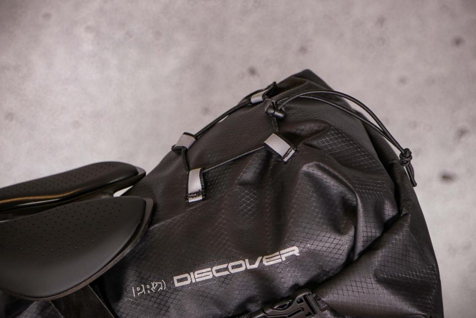 2021 PRO Discover Team Seatpost Bag - top bungee.jpg