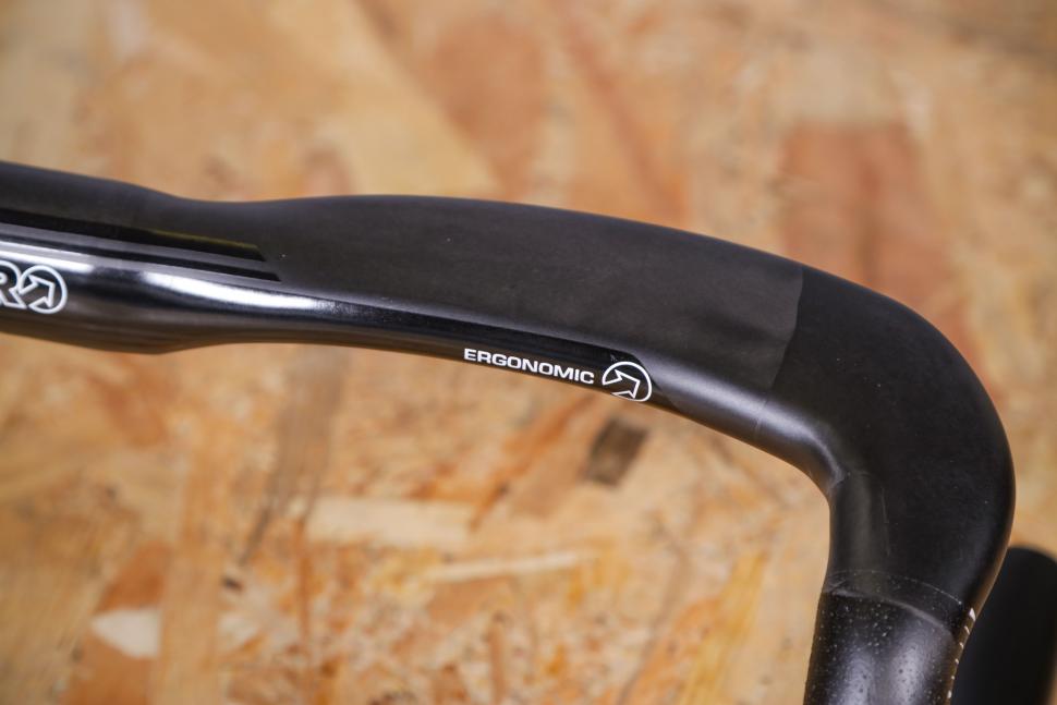 2021 PRO PLT Ergo Carbon Handlebar - bar top.jpg