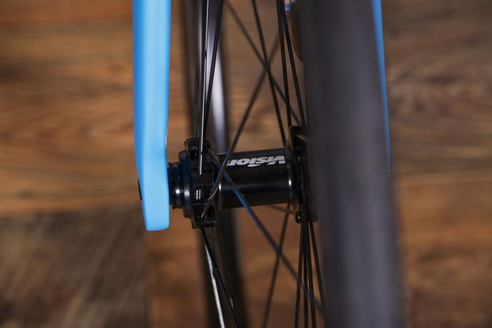 2021 Quintana Roo SRFive - front hub.jpg
