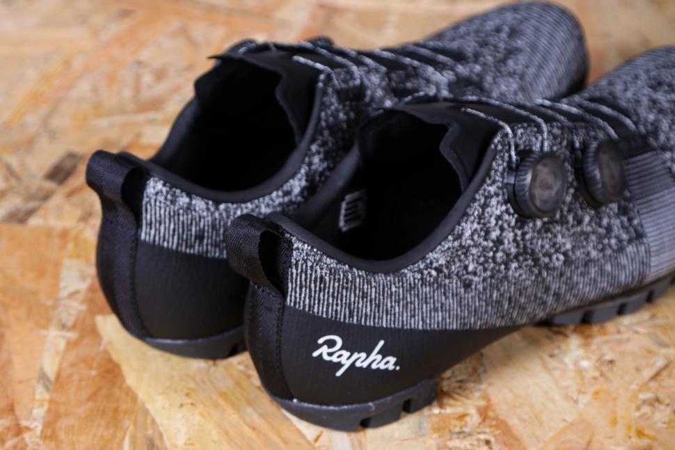 2021 Rapha Explore Powerweave Shoes - heels.jpg