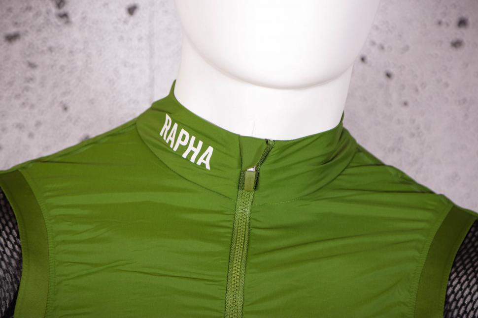 2021 Rapha Men's Pro Team Lightweight Gilet - collar.jpg