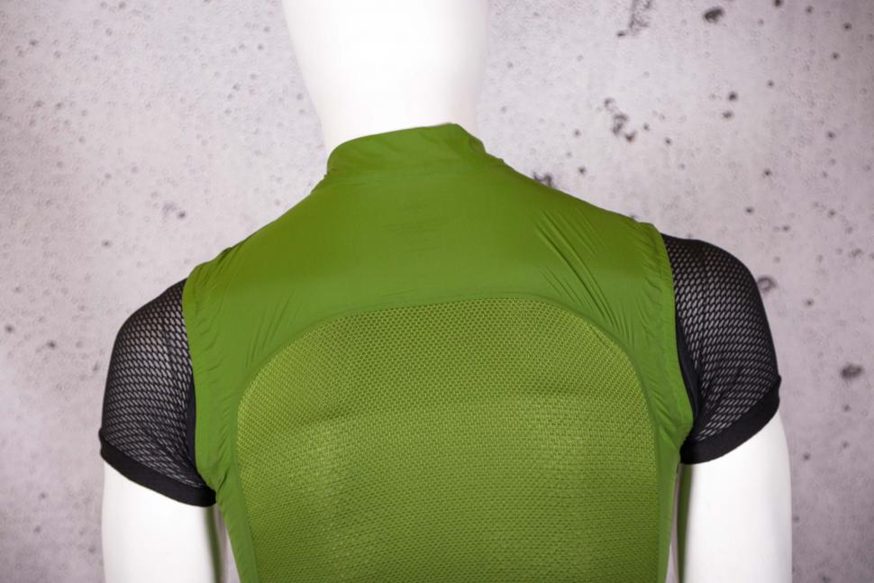 2021 Rapha Men's Pro Team Lightweight Gilet - shoulders.jpg