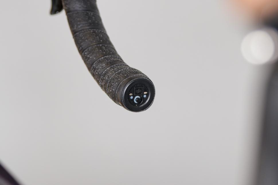 2021 Scott Addict eRide - bar end button.jpg