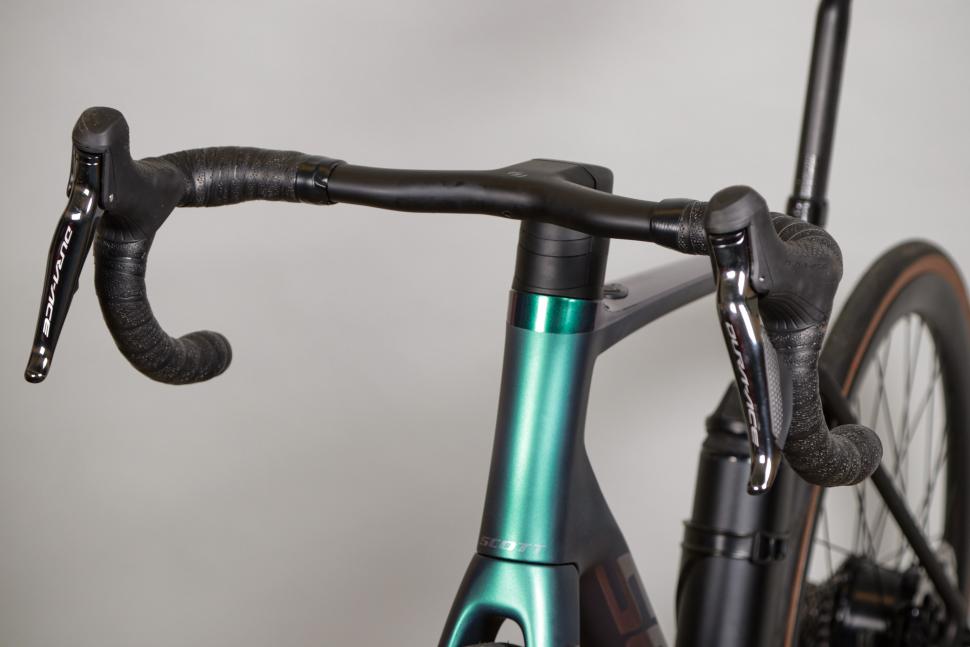 2021 Scott Addict eRide - bars 1.jpg