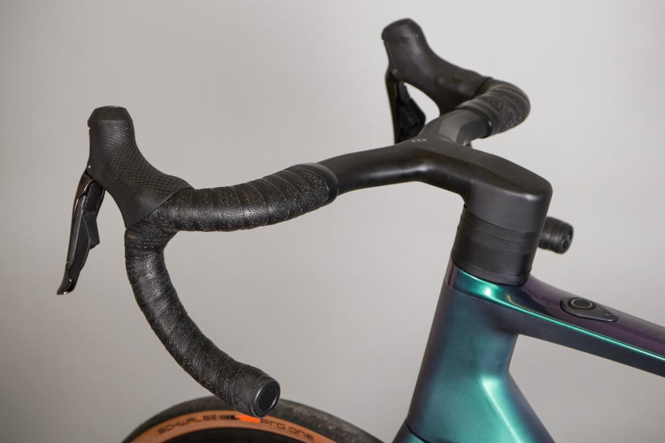 2021 Scott Addict eRide - bars 2.jpg
