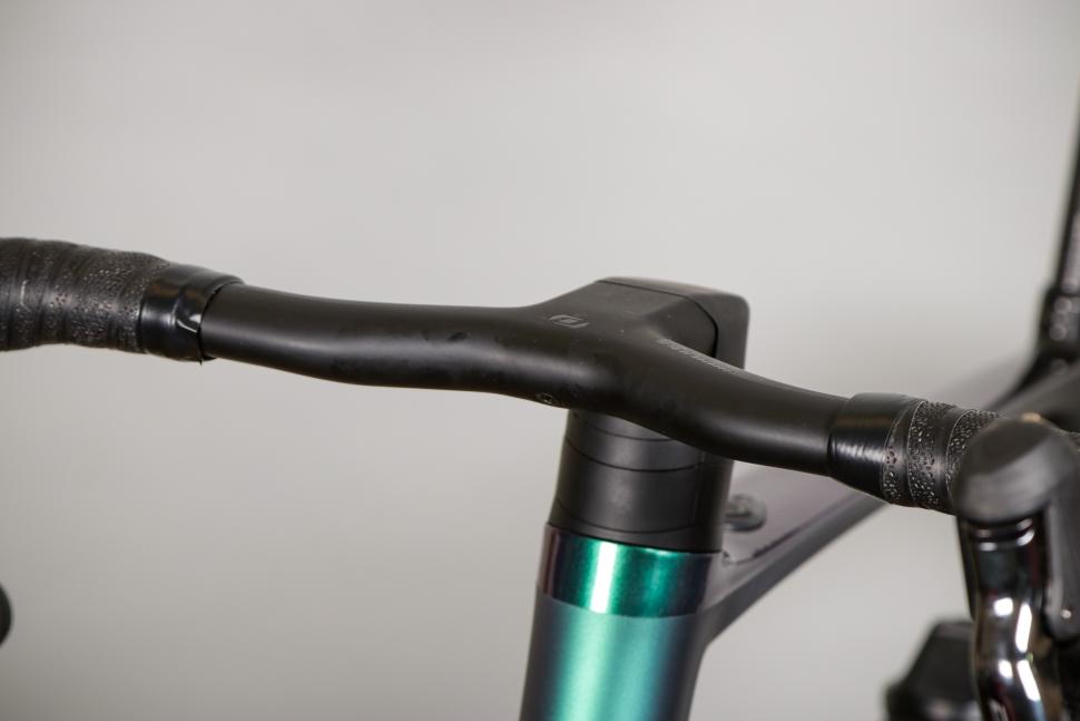 2021 Scott Addict eRide - bars 3.jpg