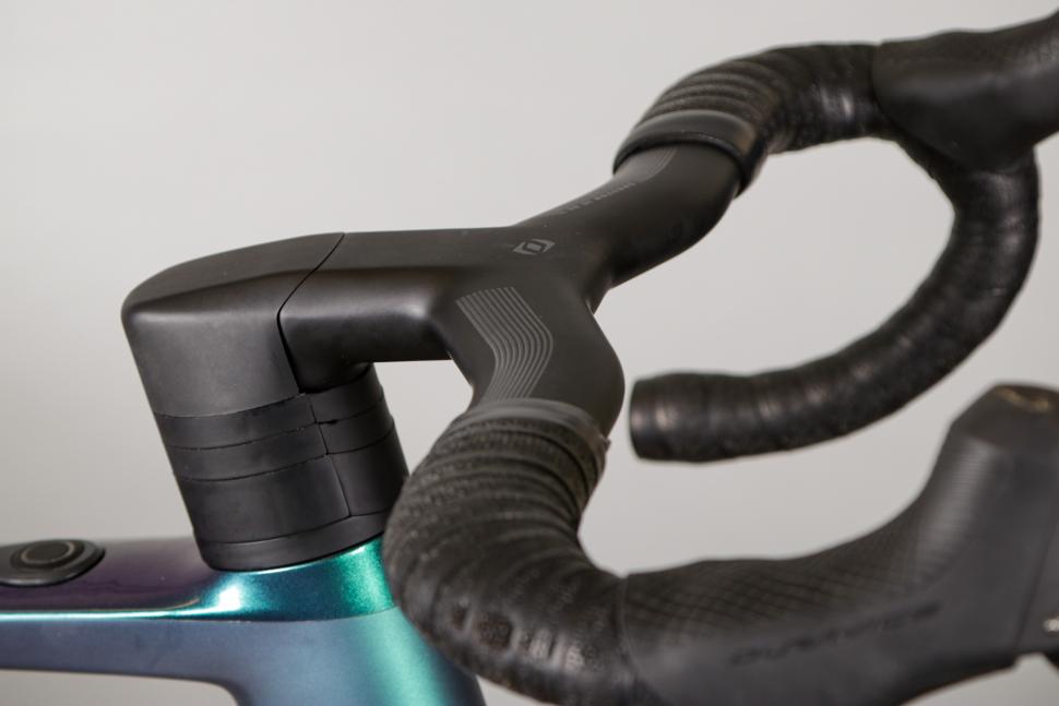 2021 Scott Addict eRide - bars top.jpg