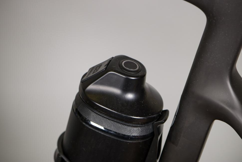 2021 Scott Addict eRide - battery button.jpg