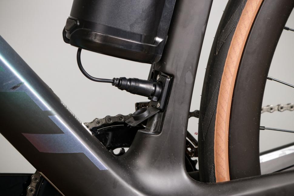 2021 Scott Addict eRide - battery plug.jpg