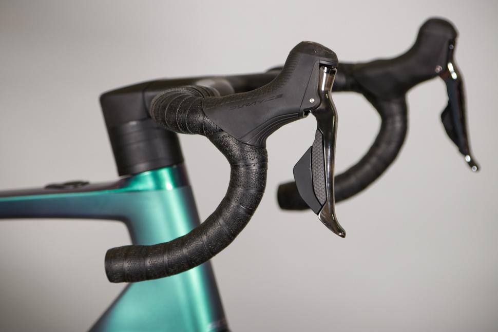 2021 Scott Addict eRide - drop bar and lever.jpg