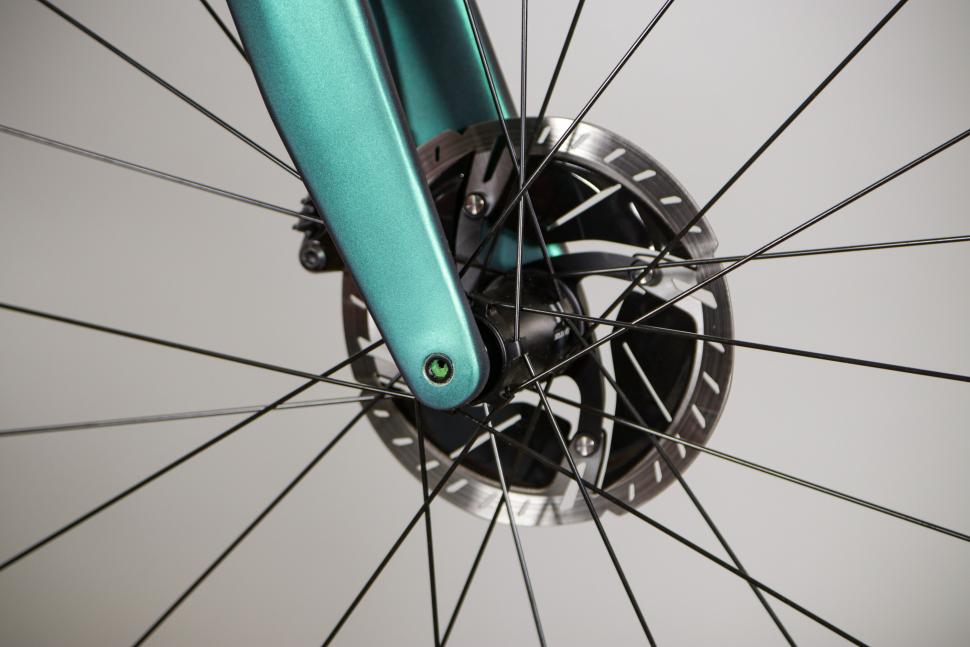 2021 Scott Addict eRide - fork detail 1.jpg