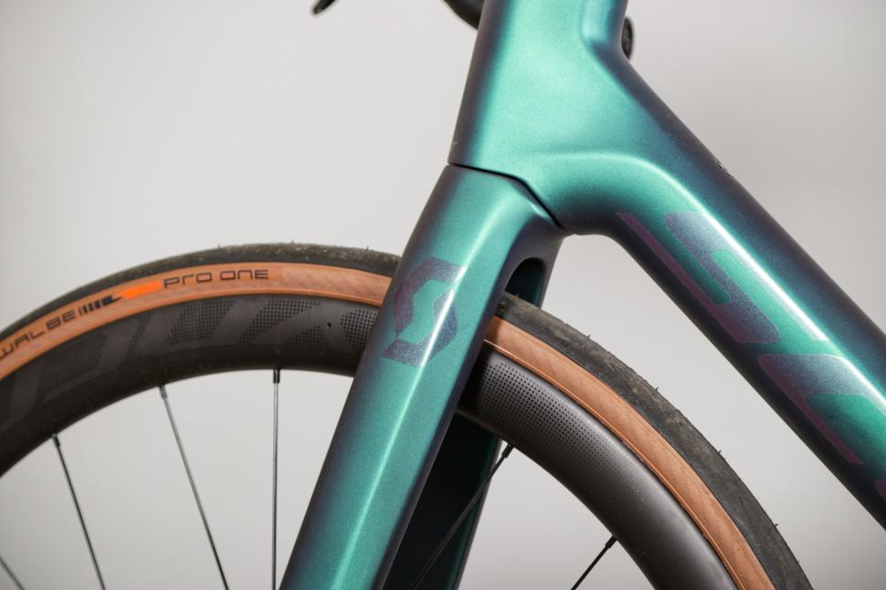 2021 Scott Addict eRide - fork detail 2.jpg