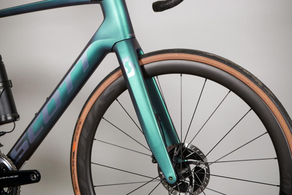 2021 Scott Addict eRide - fork.jpg