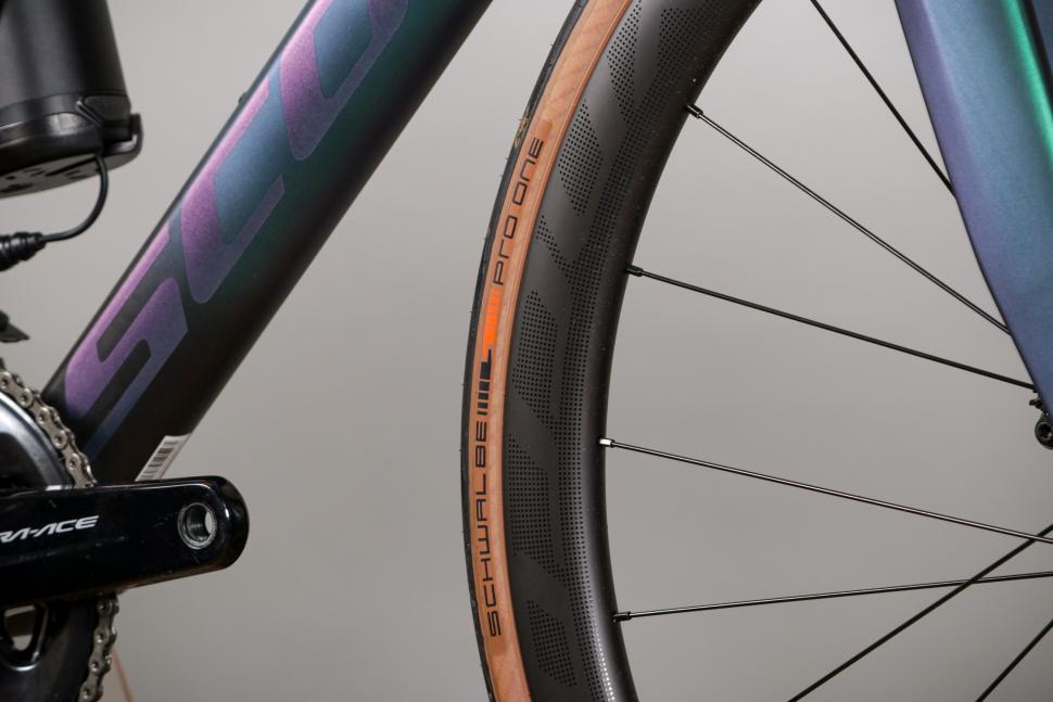 2021 Scott Addict eRide - rim and tyre 2.jpg