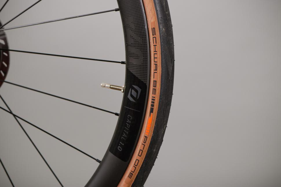 2021 Scott Addict eRide - rim and tyre.jpg