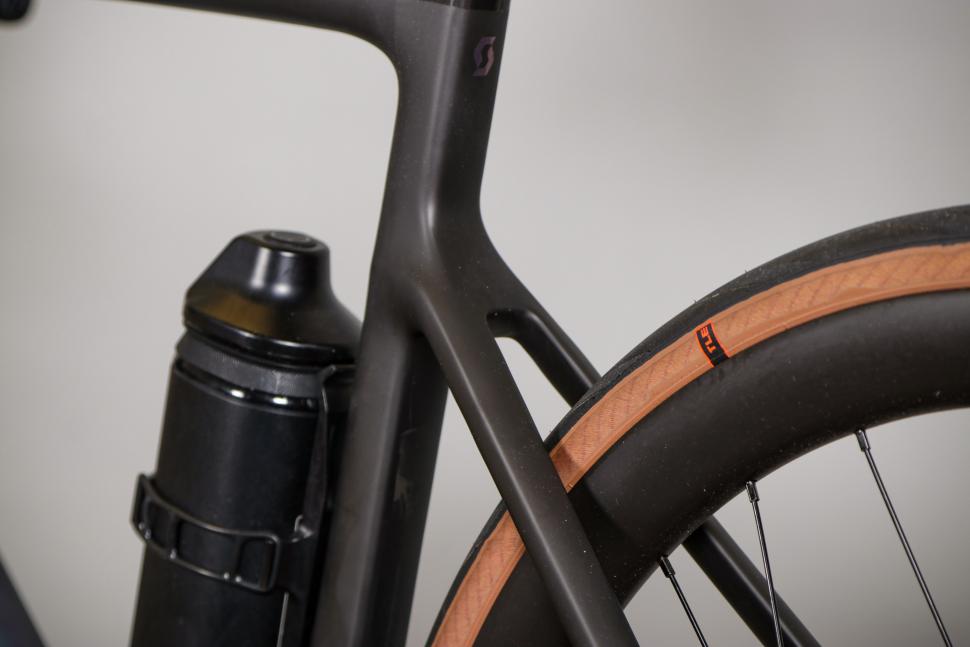 2021 Scott Addict eRide - seat stays.jpg