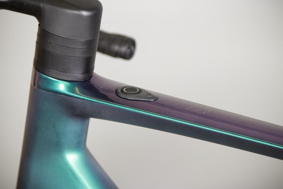 2021 Scott Addict eRide - top tube button 2.jpg