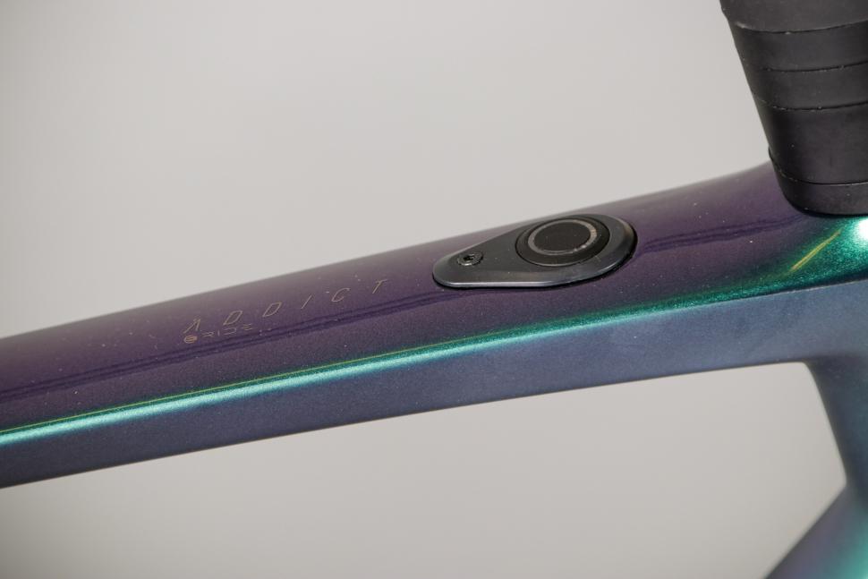 2021 Scott Addict eRide - top tube button.jpg