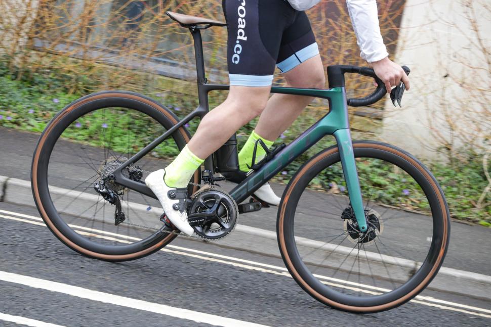 2021 Scott Addict eRoad - riding 1.jpg