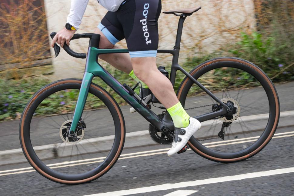 2021 Scott Addict eRoad - riding 2.jpg
