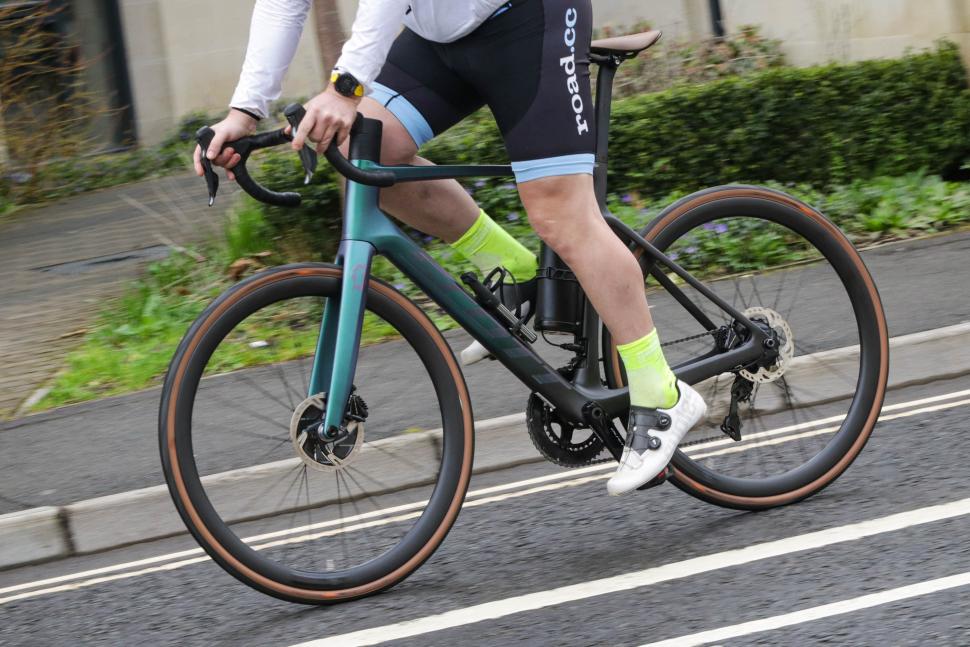 2021 Scott Addict eRoad - riding 4.jpg