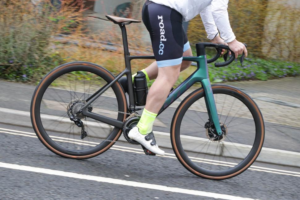 2021 Scott Addict eRoad - riding 5.jpg