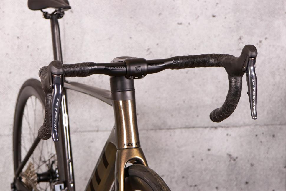 2021 Scott Addict RC 15 Prism - bars 1.jpg