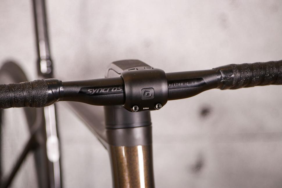 2021 Scott Addict RC 15 Prism - bars 2.jpg