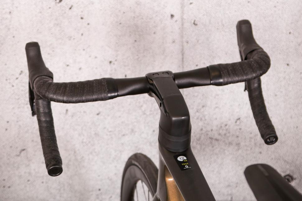 2021 Scott Addict RC 15 Prism - bars 3.jpg
