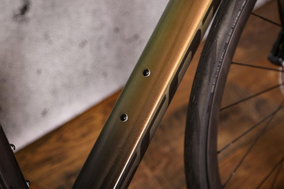 2021 Scott Addict RC 15 Prism - bosses.jpg