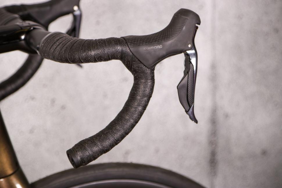 2021 Scott Addict RC 15 Prism - drop bar and shifter.jpg