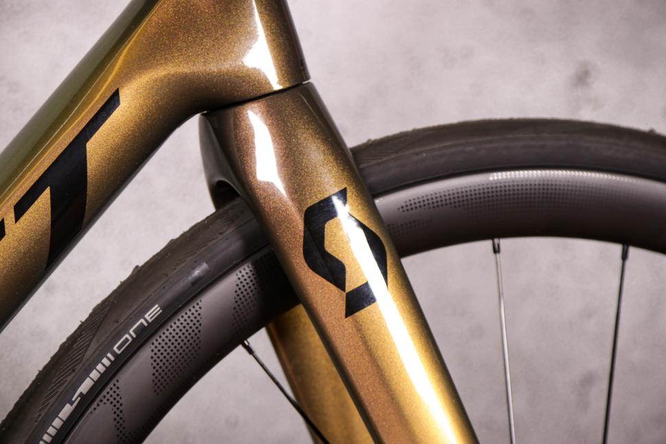 2021 Scott Addict RC 15 Prism - fork detail.jpg