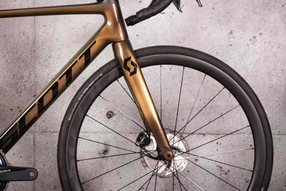2021 Scott Addict RC 15 Prism - fork.jpg