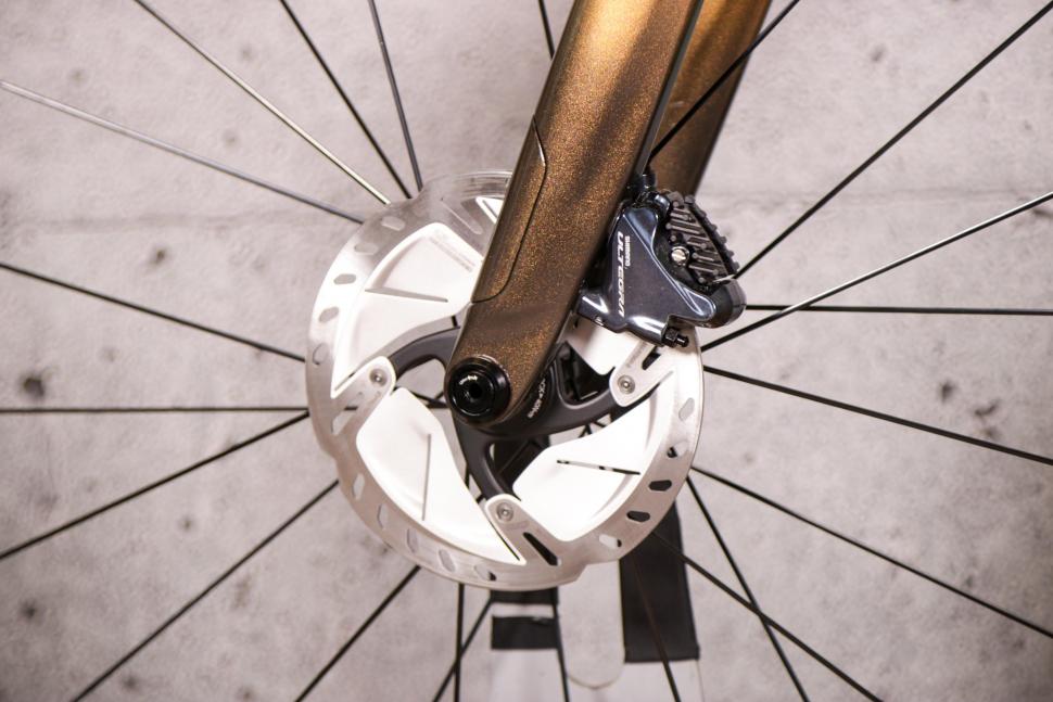 2021 Scott Addict RC 15 Prism - front disc brake.jpg
