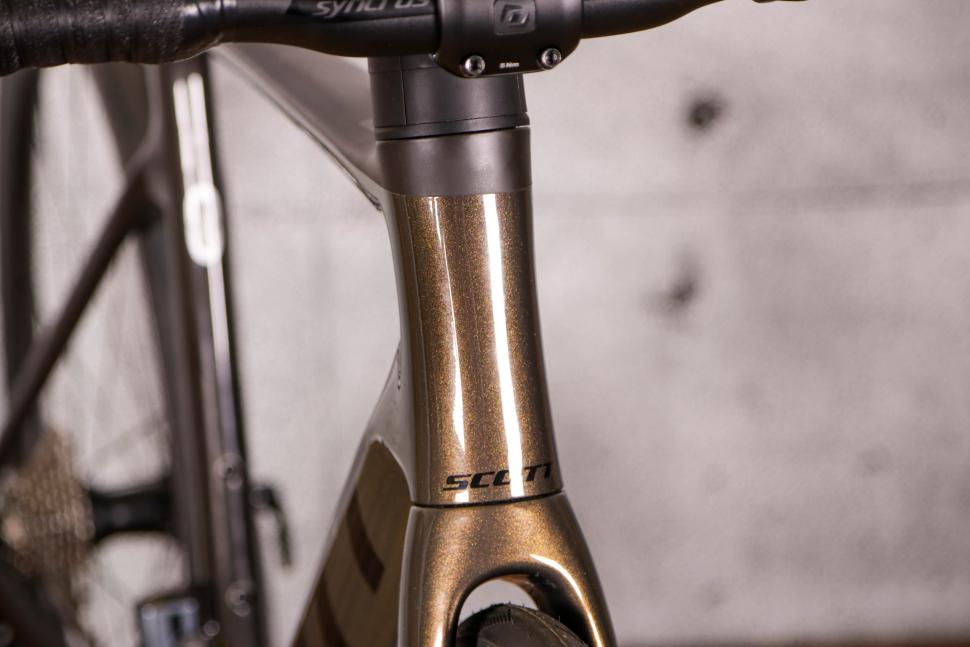 2021 Scott Addict RC 15 Prism - head tube badge.jpg