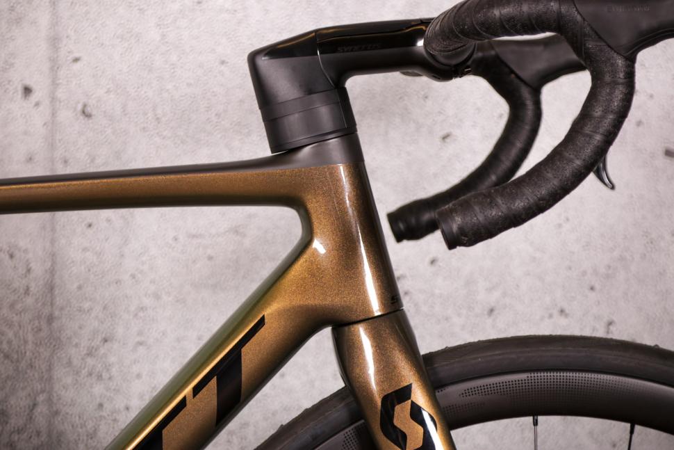 2021 Scott Addict RC 15 Prism - head tube.jpg