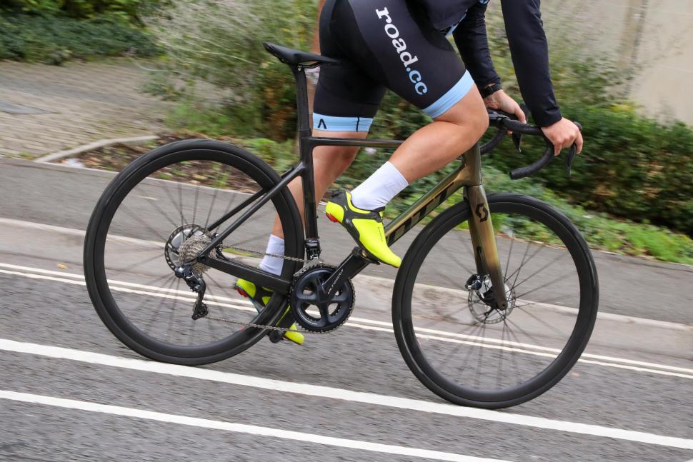 2021 Scott Addict RC 15 Prism - riding 3.jpg