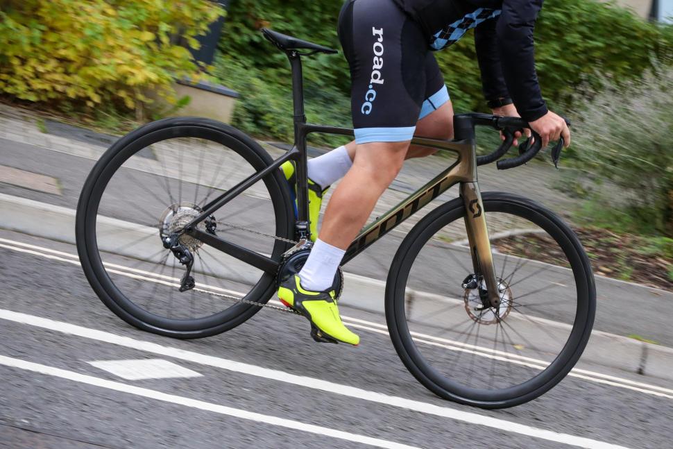 2021 Scott Addict RC 15 Prism - riding 4.jpg